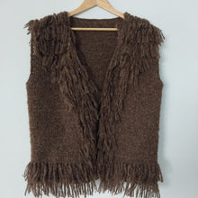 Cargar imagen en el visor de la galería, CHALECO MIRAFLORES MARRON - GiBlack Knits
