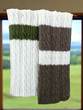 Cargar imagen en el visor de la galería, BUFANDA de 8s REVERSIBLE RAYADA EN VERDE Y CRUDO - GiBlack Knits
