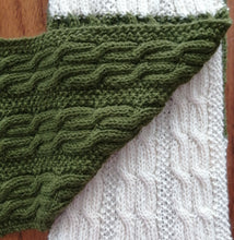 Cargar imagen en el visor de la galería, BUFANDA de 8s REVERSIBLE RAYADA EN VERDE Y CRUDO - GiBlack Knits

