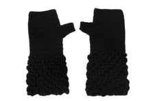 Cargar imagen en el visor de la galería, SET MARIA CUELLO Y MITONES NEGRO - GiBlack Knits
